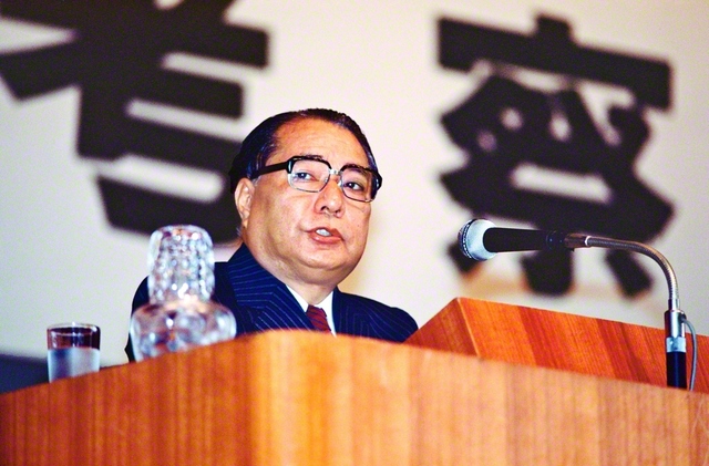 1981年10月、第11回創大祭で記念講演を行う池田先生（東京・八王子の創価大学で）。原稿には、直前まで推敲して直しを入れた文字が書き込まれていた。本当の話を一言もあやまたずに語り残したいとの思いを込めながら、それまで学生たちがあまり目にしたことがなかった“眼鏡をかけた姿”で、46分に及ぶ講演に臨んだ