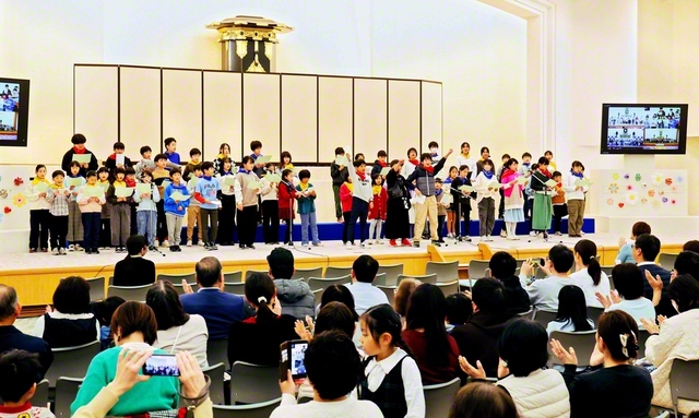 家族や同志への感謝を胸に熱唱する香川の「大樹合唱団」（1日、高松市の四国池田文化会館で）