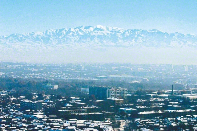 はるかにそびえる天山山脈をウズベキスタンの首都タシケントから望む。同地は古来、シルクロード要衝のオアシス都市として栄えた