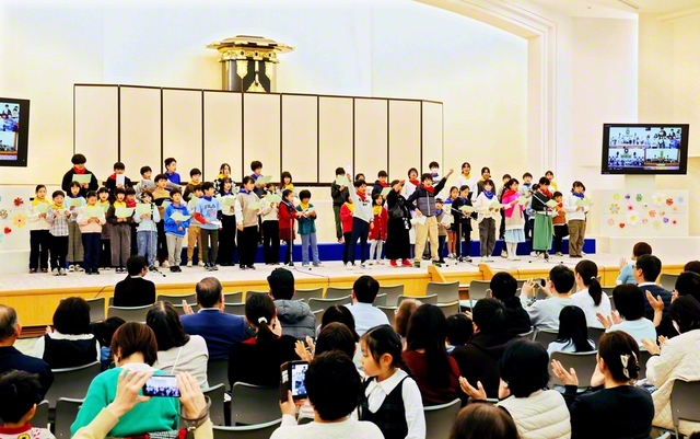 家族や同志への感謝を胸に熱唱する香川の「大樹合唱団」（1日、高松市の四国池田文化会館で）