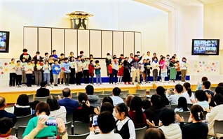 家族や同志への感謝を胸に熱唱する香川の「大樹合唱団」（1日、高松市の四国池田文化会館で）