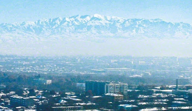 はるかにそびえる天山山脈をウズベキスタンの首都タシケントから望む。同地は古来、シルクロード要衝のオアシス都市として栄えた
