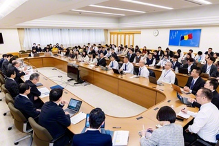 谷川SGI理事長による台湾青年部への指導会。求道心あふれる質問が相次いだ（学会本部第2別館で）