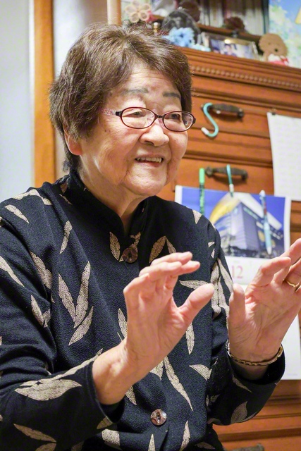 グループに、パソコンやプリンターが導入された頃、慣れるまで電車やバスでも膝の上で見えないキーボードを何度もたたいた