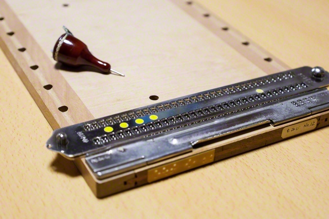 パソコンでの点訳が主流となった今でも、点字の基本を学ぶために講習会などで利用している点字盤と点筆