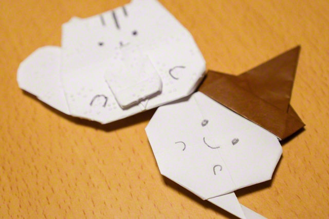 講習会の参加者にプレゼントしている折り紙。不要になった点字用紙を再利用して、グループのメンバーが作成している