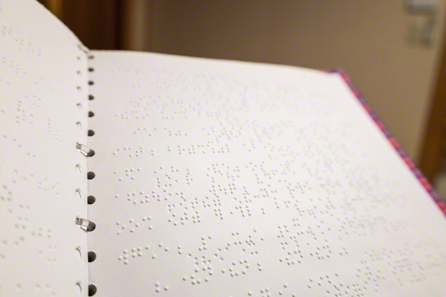 点訳された書籍。六つの点で1文字を表す点字には、読者を思いやる心が込められている