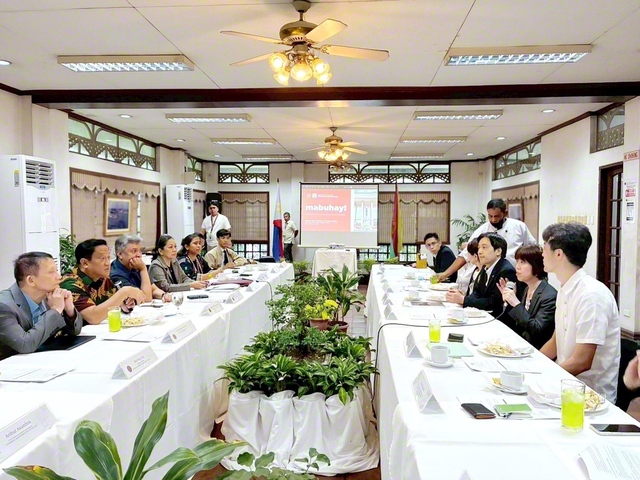 創大の鈴木学長一行が、学術協定を結んでいるフィリピン大学ディリマン校の首脳らと懇談（2月24日、同校内のイケダ・ホールで）