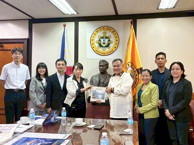 フィリピンSGIの友がマニラ市のリサール協会を訪問。同協会のエマヌエル・フランコ・カライロ会長らと記念のカメラに（2月26日）