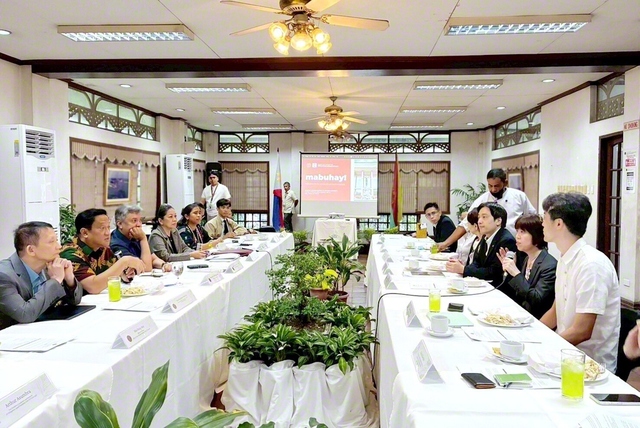 創大の鈴木学長一行が、学術協定を結んでいるフィリピン大学ディリマン校の首脳らと懇談（2月24日、同校内のイケダ・ホールで）