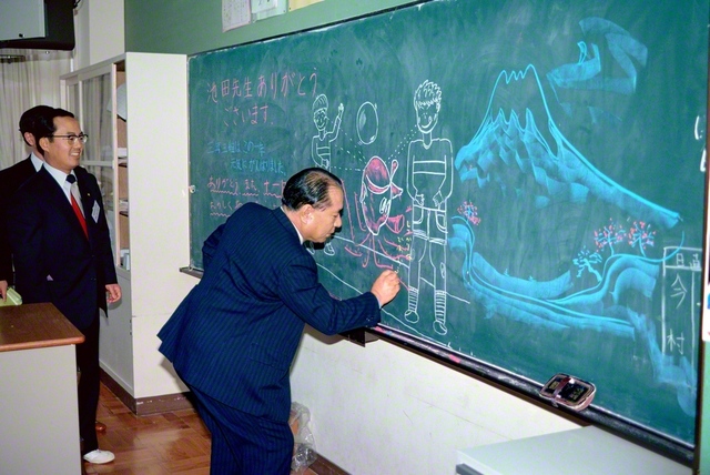 児童たちが下校した後の教室で、黒板の“絵手紙”に応え、温かな返事を書く池田先生（1983年3月13日、関西創価小学校で）