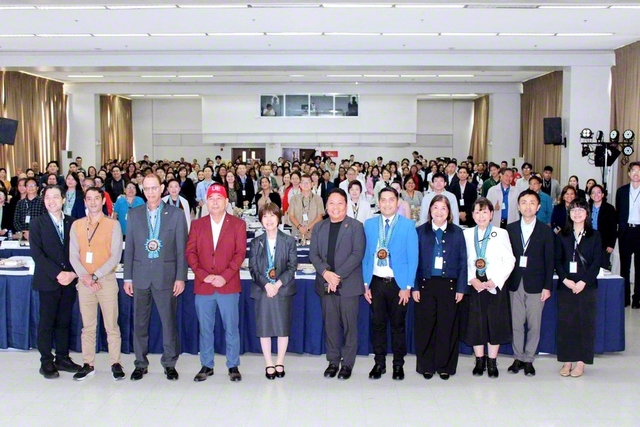 フィリピン・イースト大学カロオカン校で行われた第3回「池田シンポジウム」の参加者が記念のカメラに納まった（2月27日）