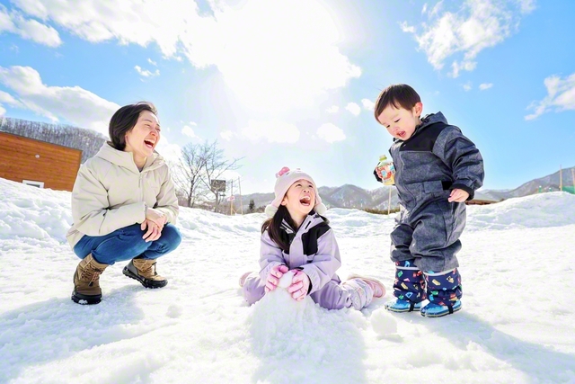 「見てー！　雪だるま！」――美幸ちゃん㊥の声に、弟の正宣ちゃん㊨が駆け寄る。太陽の光に照らされるわが子の笑顔に、美恵子さんはあふれそうなほどの幸せを感じる