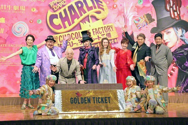 堂本に贈られた特大チョコと会見に出席したキャストら