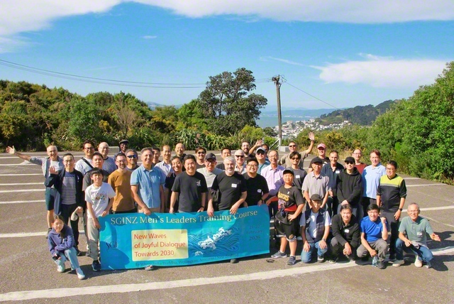 ニュージーランド壮年部のリーダー研修会の参加者が記念のカメラに（2月21日、ウェリントン市内で）。500キロを超える遠距離から参加した友をはじめ、求道の心がみなぎる