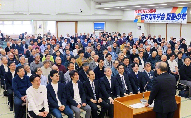 壮年部結成60周年を記念する台東区の集い。皆で学会歌「威風堂々の歌」を合唱した（1日、東京上野平和講堂で）