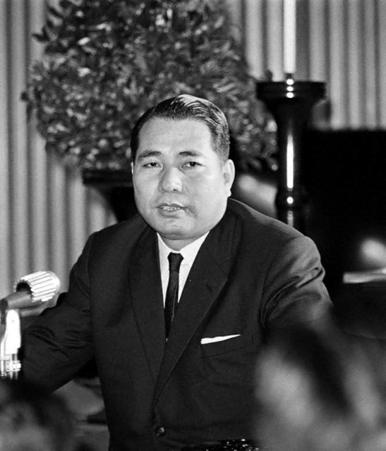 1966年3月5日、東京・信濃町の学会本部で行われた壮年部の結成式に出席した池田先生。広布をけん引する活躍に期待を寄せた