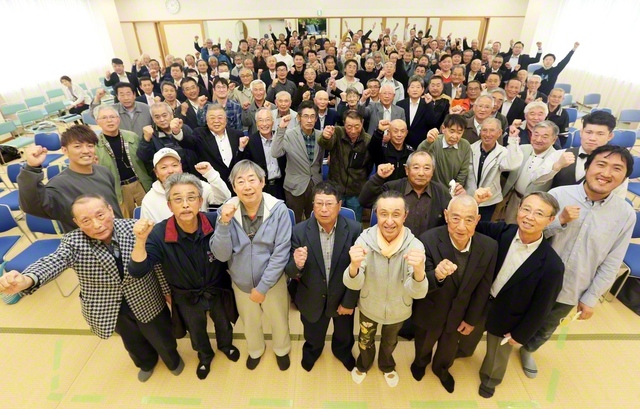 青森・十和田圏の壮年・男子部による「サンデー勤行会」。青森総県の各地で20年近くにわたり、毎月、第1日曜日の朝に開催し、団結と前進の原動力に（十和田文化会館で）