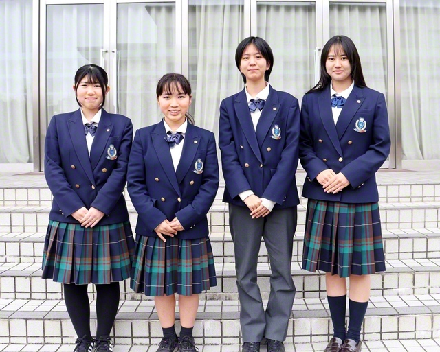 全国大会への出場を決めた関西創価高校の英語ディベート部。右から幸地さん、尾﨑さん、冨田さん、村上さん