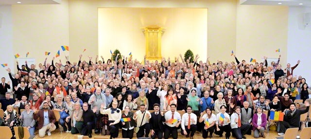 ドイツの全国支部長会では、ヴィッケンディック青年部長、フンケ女子部長、イツケ男子部長が対話を広げる決意を披歴した（フランクフルト池田平和文化会館で）