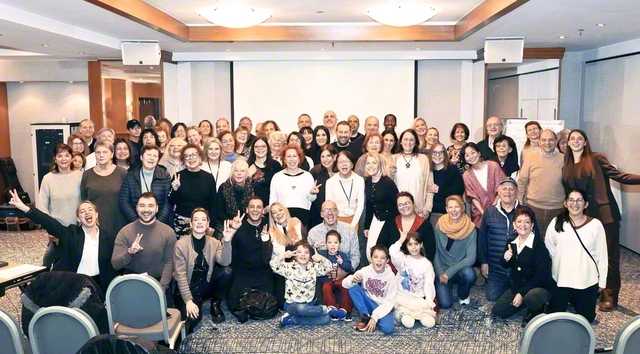 友情と励ましの拡大へ心新たに出発したギリシャの友。集いでは、マーカス欧州副議長、マルサルディ同副議長が共戦の友をたたえた（アテネ市内で）