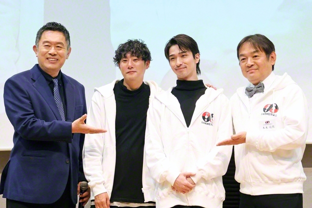 シンポジウム後の記念パーティーに参加した内藤剛志さん、藤井道人監督、横浜流星さん、本木克英監督（左から）