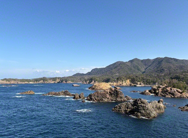 島根半島の西端に位置する日御碕（島根県出雲市）。岩礁が日本海の荒波を受ける