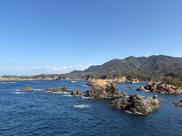 島根半島の西端に位置する日御碕（島根県出雲市）。岩礁が日本海の荒波を受ける