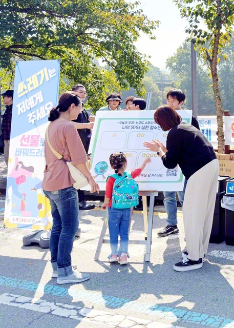 韓国SGI主催のSDGsを啓発する展示では、街頭アンケートも行っている