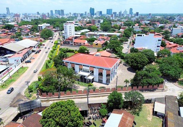 大都市サンタクルスに立つボリビア文化会館（中央）。ここを中心に、ボリビアの友は日本の約3倍もの国土を広布に駆ける