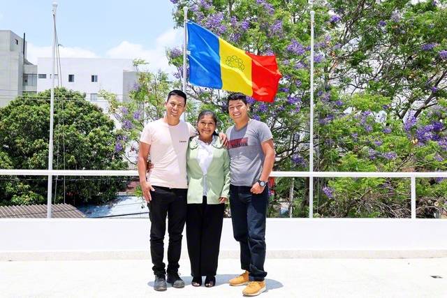 エリサベス・カリサヤさん㊥が子どもたちと