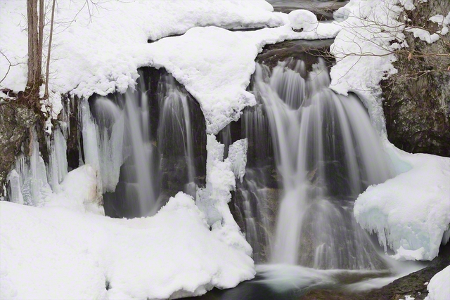 手稲山の登山口近くにある「平和の滝」（札幌市西区）。同山では55年前、「雪の文化祭」が行われ、池田先生が出席した＝北海道・斗澤尊浩通信員