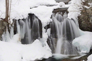 手稲山の登山口近くにある「平和の滝」（札幌市西区）。同山では55年前、「雪の文化祭」が行われ、池田先生が出席した＝北海道・斗澤尊浩通信員