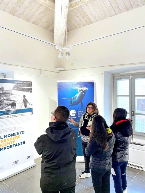 イタリア・ガヴォイ市内で行われた「生の継承」展。多くの学生や若者が見学に訪れた