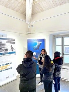 イタリア・ガヴォイ市内で行われた「生の継承」展。多くの学生や若者が見学に訪れた