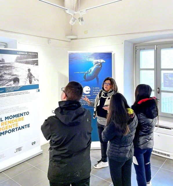 イタリア・ガヴォイ市内で行われた「生の継承」展。多くの学生や若者が見学に訪れた