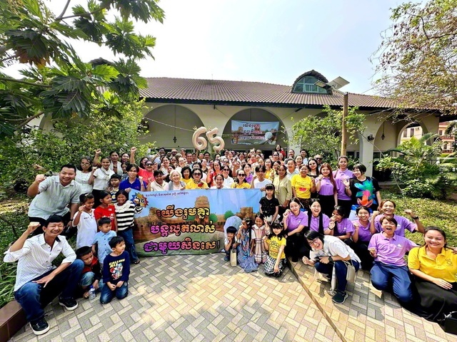 シェムリアップ市内で行われたカンボジアSGIの記念幹部会の参加者。同市内には、世界的な文化遺産のアンコール・ワットがあり、1961年に池田先生が訪れている