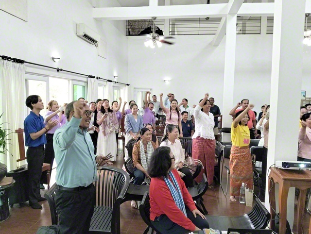 カンボジアで展開する「一人が一人につながろう」キャンペーンの取り組みを推進しゆく決意を固め合った