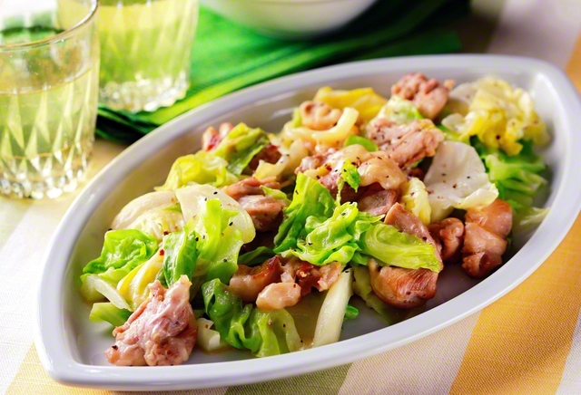 【チーズ入り鶏肉のこしょう炒め】1人分　約253kcal　塩分0.9g　タンパク質24.7g