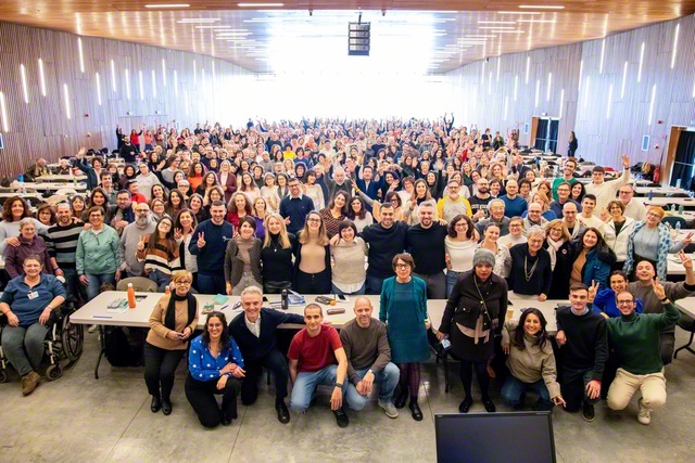 友のまぶしい笑顔が咲いたイタリア・ロンバルディア南州の研修会。有志による音楽演奏や合唱が花を添えた（2月8日、ミラノ池田平和文化会館で）