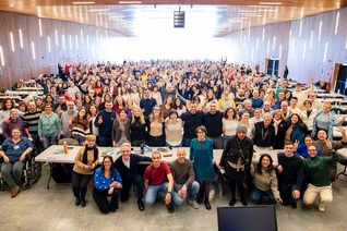 友のまぶしい笑顔が咲いたイタリア・ロンバルディア南州の研修会。有志による音楽演奏や合唱が花を添えた（2月8日、ミラノ池田平和文化会館で）