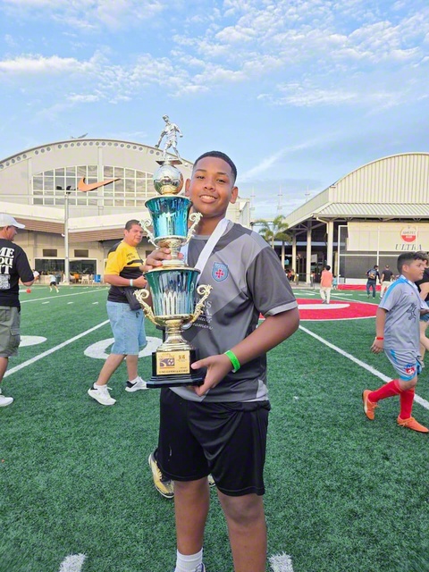 優勝トロフィーを持つダビッ・ベタンクールさん