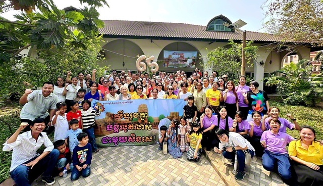 シェムリアップ市内で行われたカンボジアSGIの記念幹部会の参加者。同市内には、世界的な文化遺産のアンコール・ワットがあり、1961年に池田先生が訪れている