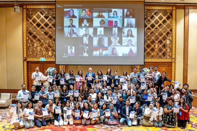 ユースフォーラムの参加者が記念のカメラに。参加者はAPFSDに向けた提言書なども作成した（同20日）