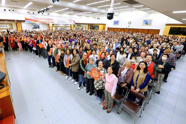 新たな広布前進を誓い合った香港の友が笑顔で記念撮影（香港文化会館で）