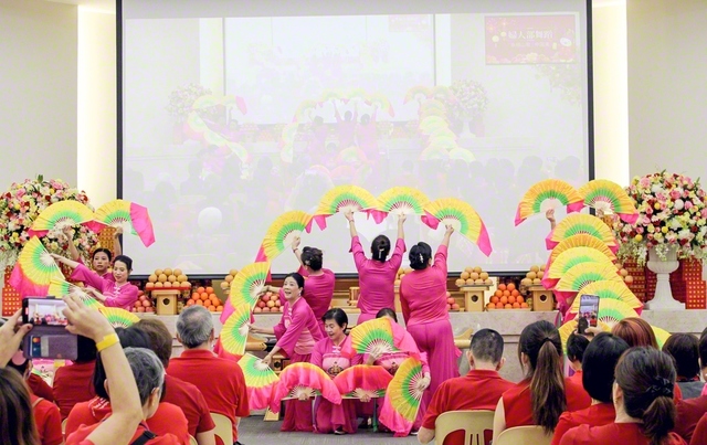 “共戦の決意”を表現するパフォーマンスが披露されたフィリピンの勤行会（マニラ国際平和会館で）