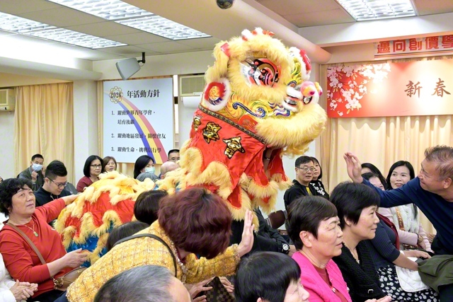 マカオの集いでは、男子部の友が迫力ある獅子舞の演技を行った（マカオ文化会館で）