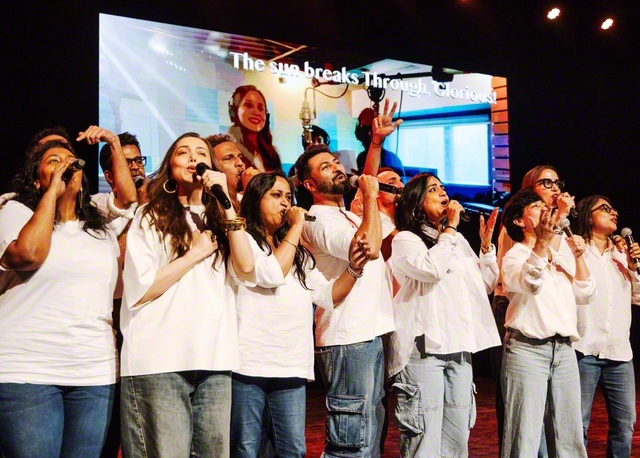 BSGの芸術部員らが、常勝西インド総会で新愛唱歌「エバー・ビクトリアス（常勝）」を力強く歌った（1月26日、ムンバイ市内で）