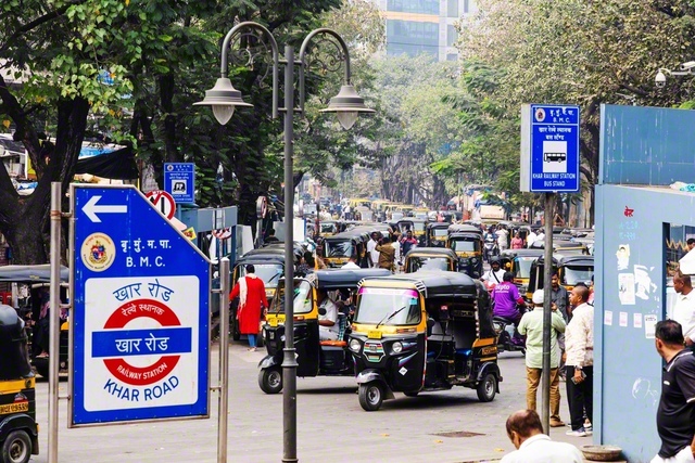 活気に満ちたムンバイの街並み。道路には、黒と黄色のオートリキシャ（自動三輪タクシー）をはじめ、車やバイクがあふれ、クラクションの音が鳴り響く
