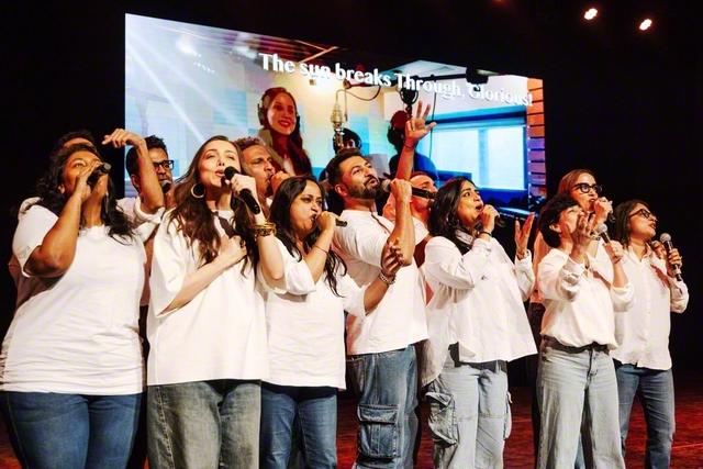 BSGの芸術部員らが、常勝西インド総会で新愛唱歌「エバー・ビクトリアス（常勝）」を力強く歌った（1月26日、ムンバイ市内で）